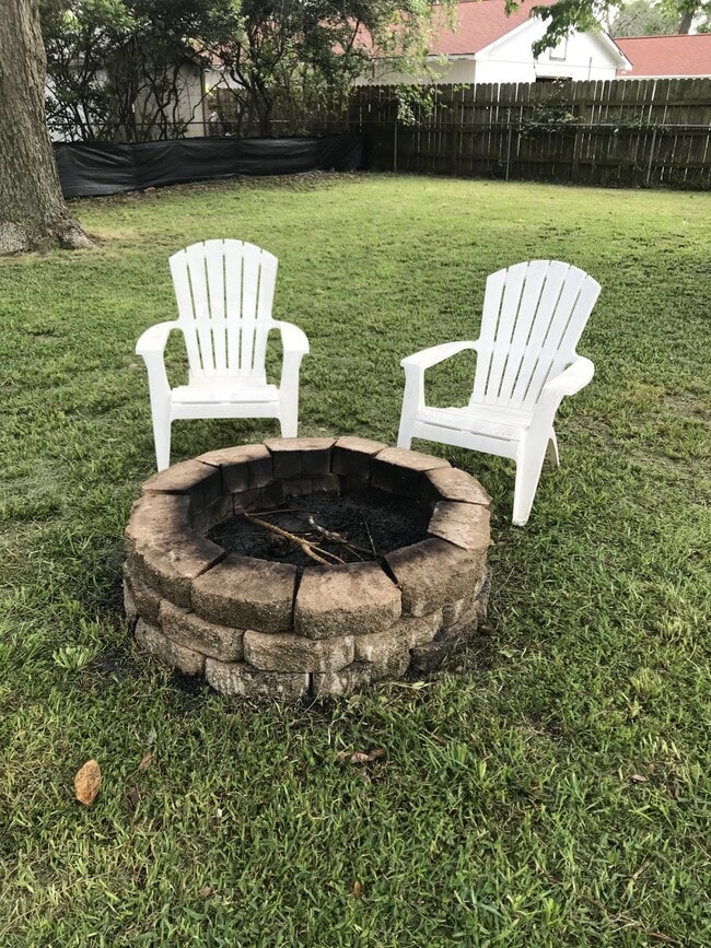 Building Photo - 906 Old Angleton Rd