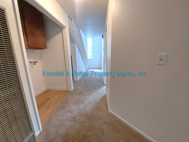Building Photo - Spacious 2br Duplex with Yard!