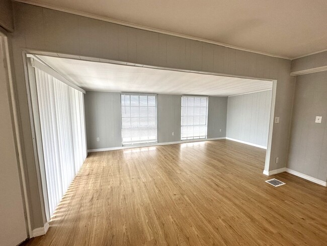 Building Photo - STUNNING 2 BEDROOM 1.5 BATHROOM IN 55+ COM...