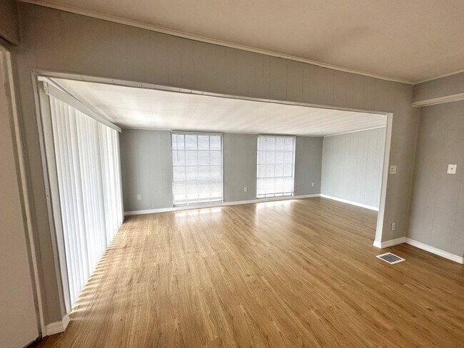 Foto del edificio - STUNNING 2 BEDROOM 1.5 BATHROOM IN 55+ COM...