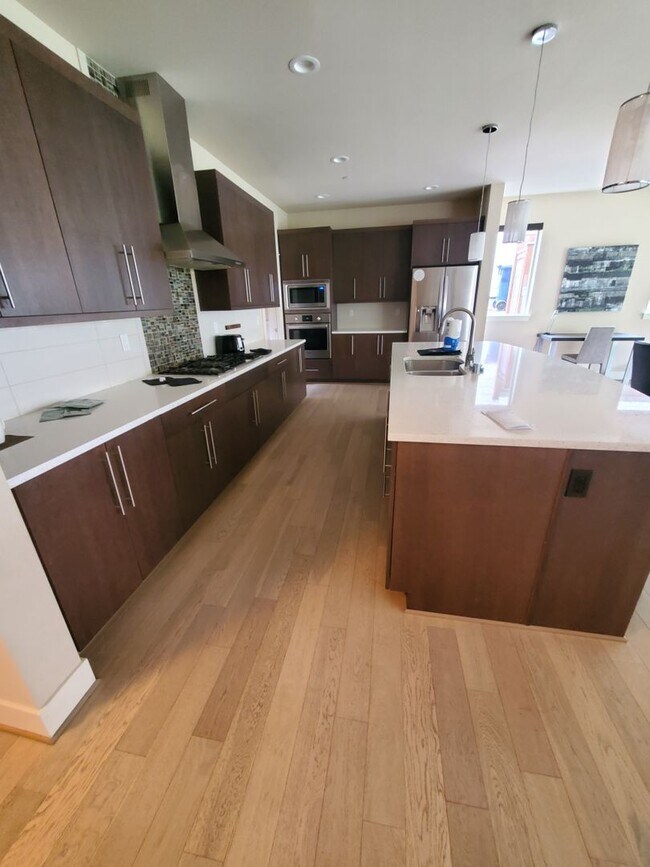 Building Photo - Spacious, Modern Living full of luxurious details!