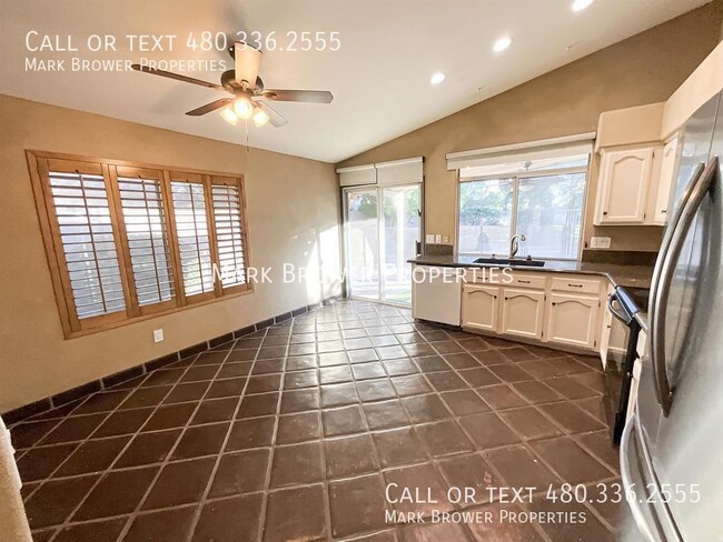 Building Photo - 2037 E Angela Dr