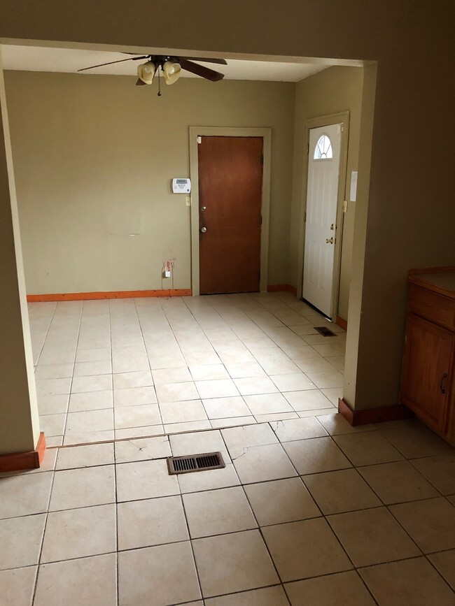 Building Photo - 3 bdrm plus bonus roo. Section 8 is ok