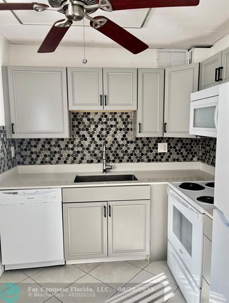 Foto del edificio - 9920 NW 68th Pl