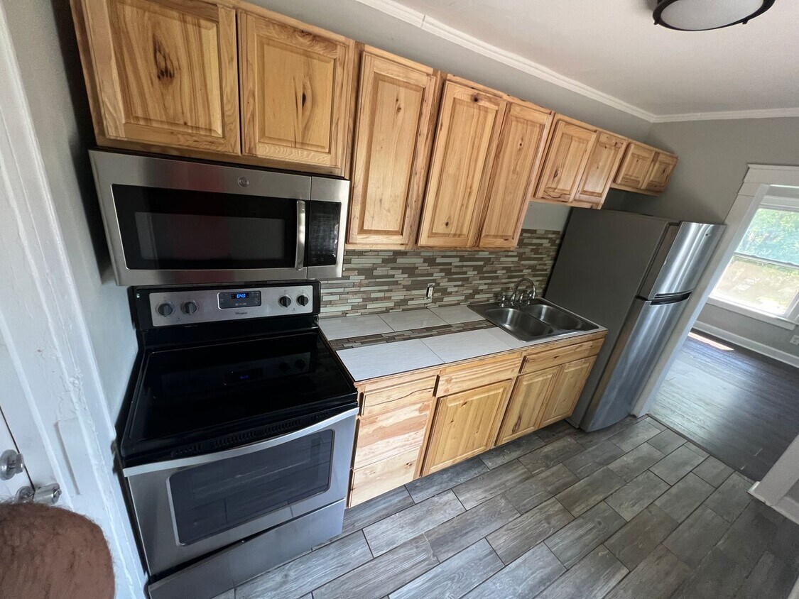 2450 Benton Blvd Unit B, Kansas City, MO 64127 Room for Rent in