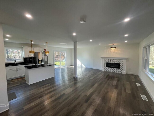 Foto del edificio - 617 Long Mountain Rd