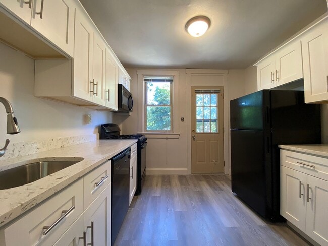 Foto del edificio - Updated 3 BR Apartment in Fantastic Squirrel Hill Location! CALL TODAY!