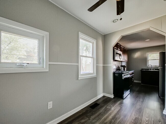 Foto del edificio - AVAILABLE NOW! Beautifully Updated Warren ...