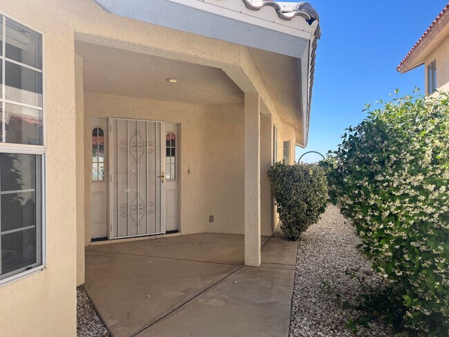 Foto del edificio - Lake front 3 bed 2 bth home in Helendale!