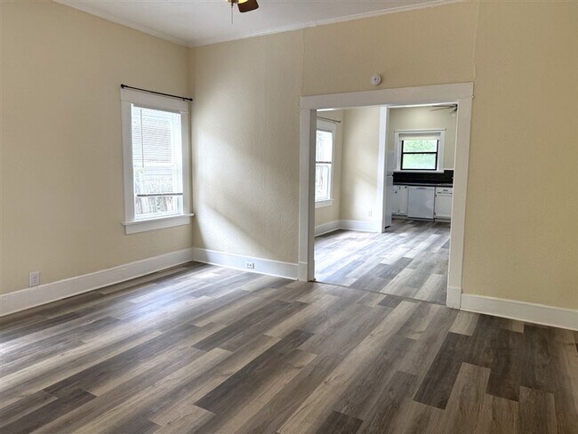 Foto del edificio - Beautifully Renovated 2 bedroom, 1 bath Bungalow | Historic Highland area | $900/Month Rent