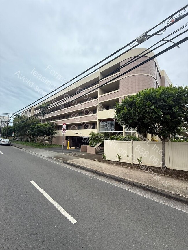 Pet Friendly 2-Bedroom With in Unit Laundry Apartment with Pool & Covered Parking in Honolulu! - Pet Friendly 2-Bedroom With in Unit Laundry Apartment with Pool & Covered Parking in Honolulu!