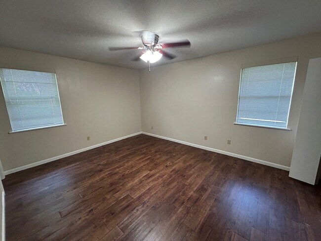 Foto del edificio - Beautiful Corner Lot Living