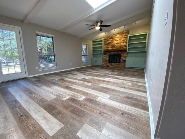 Amplia sala de estar. - 605 Scenic Dr