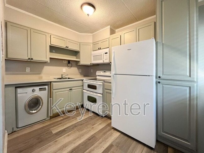 Building Photo - 2718 Painter Ave SW