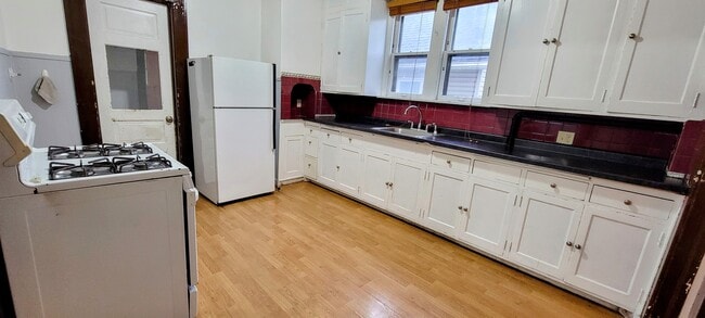 Kitchen - 681 Lawson Ave E