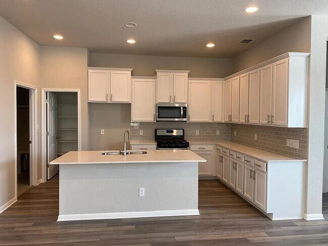 Foto del edificio - Room in Condo on College Park Dr