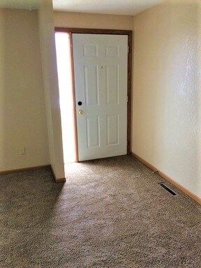 Puerta principal en LR - Cleveland and Townpark Townhomes