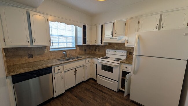 Building Photo - Chapel Hill Rd Townhomes