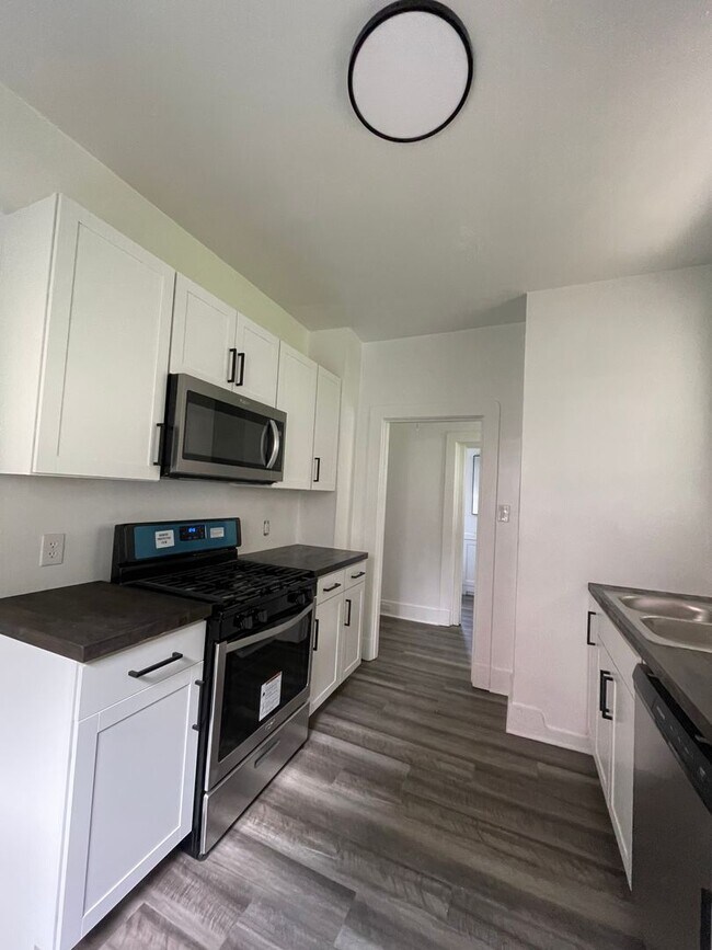 Foto del edificio - Available April 2026 - 2 Bedroom Home in Dormont w/ Central AC and Off-Street Parking Pad!