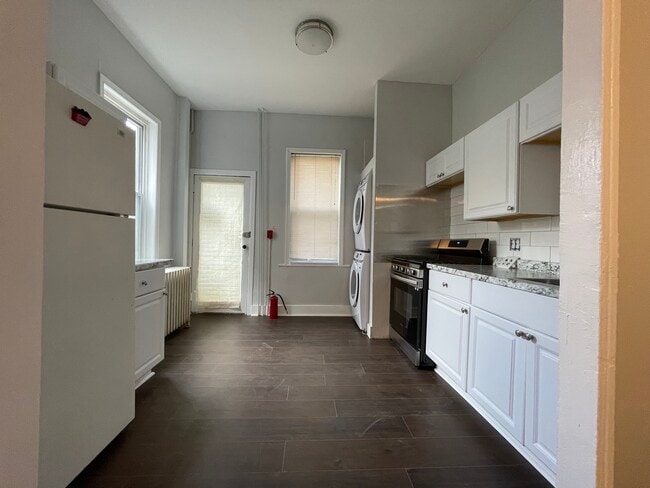 kitchen looking towards patio - 1233 Christian St