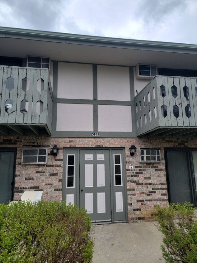 Primary Photo - Parkway West Apartment Homes