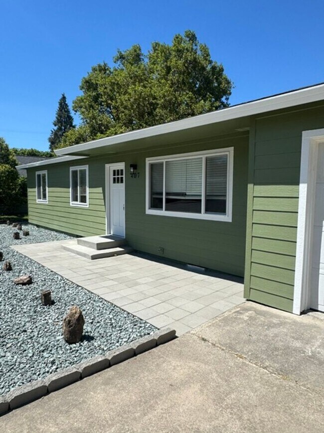 Building Photo - FULLY REMODELED 3 BEDROOM SINGLE FAMILY HOME