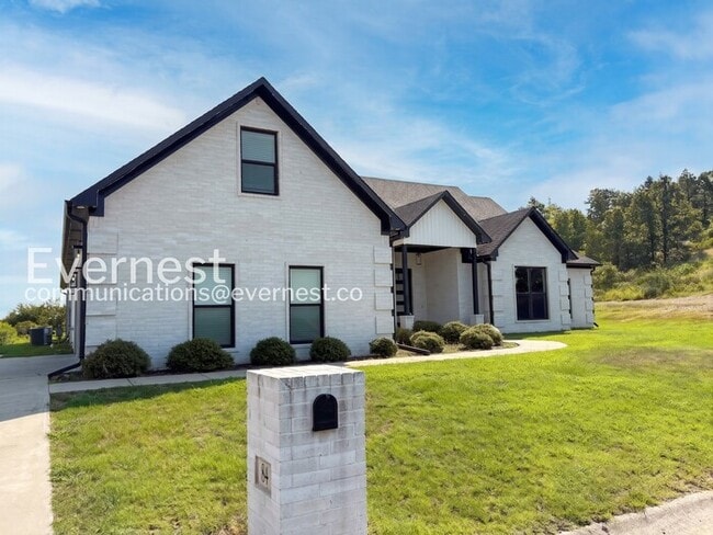 Building Photo - 84 River Rd Dr W