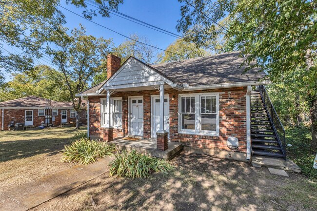 Foto del edificio - Charming Sylvan Park Shotgun Apartment in a Darling Triplex!