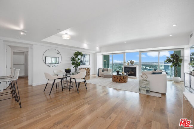 Building Photo - 13600 Marina Pointe Dr