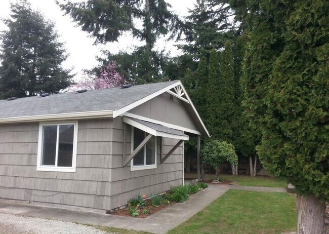 Building Photo - Large 2-bedroom house with large detached ...