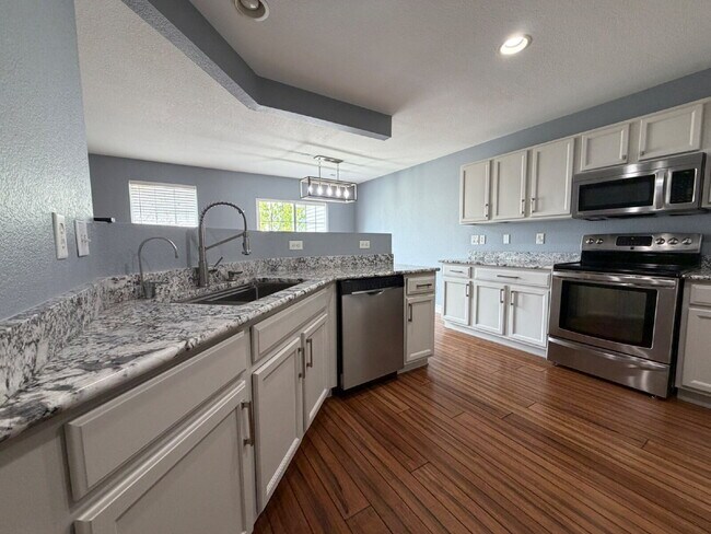 Foto del edificio - ~Available Now~ Beautiful Three Bedroom Home in Englewood!