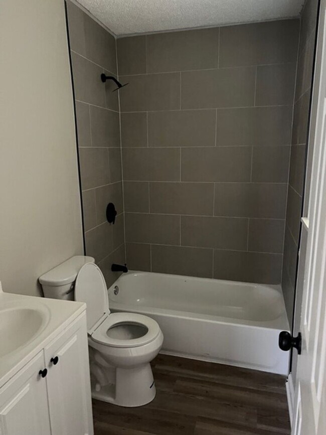 Foto del edificio - 4 Success is now offering this cute 3bd/2b...