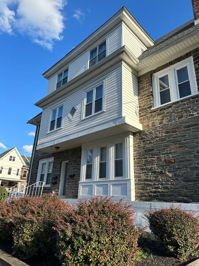 Building Photo - 420 W 22nd St