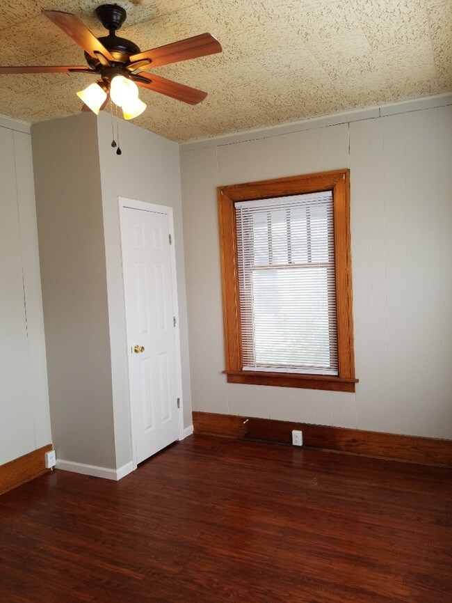 Building Photo - 408 W Mulberry St