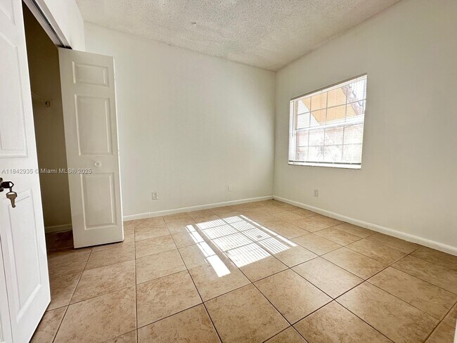 Foto del edificio - 601 Cypress Lake Blvd