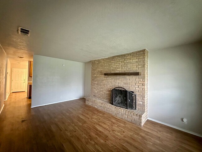 Building Photo - 3006 Trenton Dr