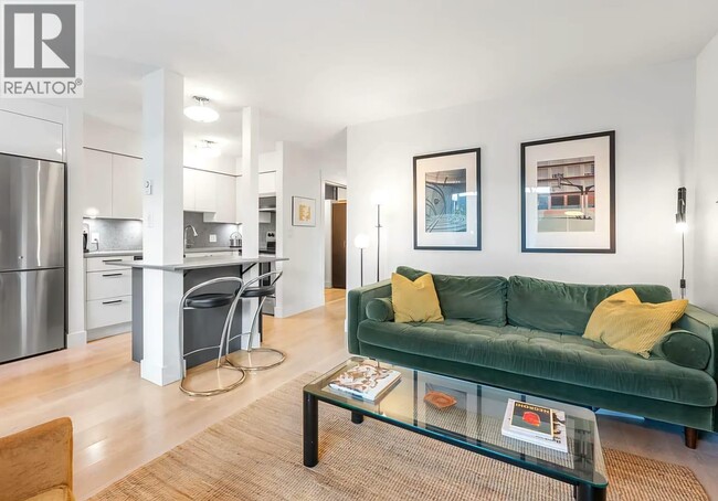 Building Photo - 2133 Dundas St