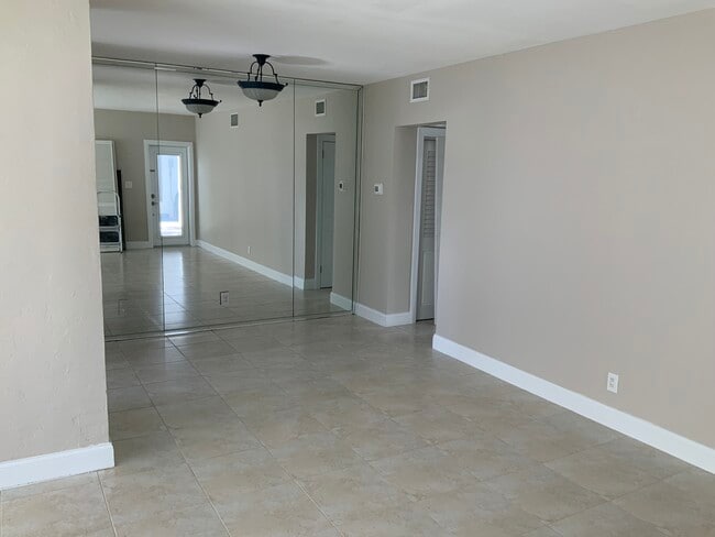 Building Photo - 425 Bayshore Dr