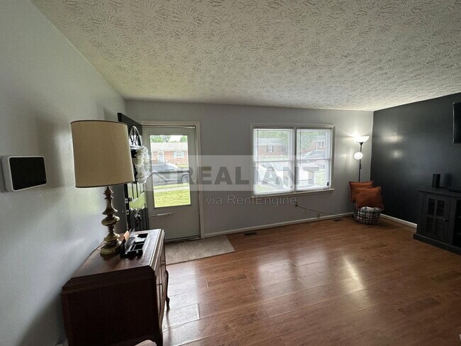 Building Photo - 530 Foxwood Dr