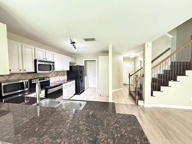 Building Photo - Room in Townhome on Oceanside Dr