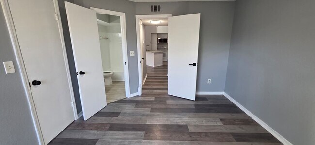 Foto del edificio - Beautiful 2-Bedroom Condo in Gated Venetia...