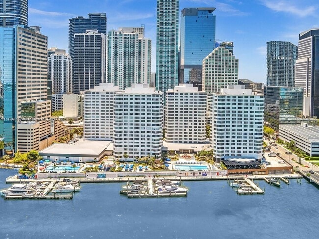 Foto del edificio - 905 Brickell Bay Dr