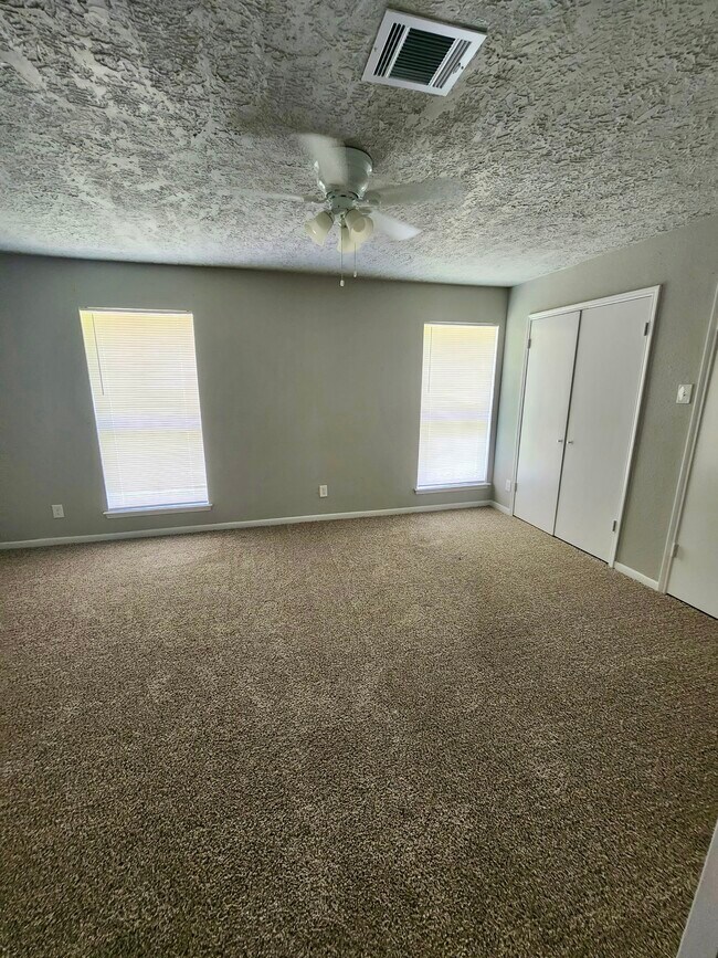Building Photo - 3860 Jasmine Dr