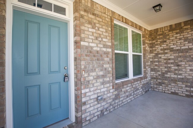 Building Photo - Charming 4 Bedroom Rental Home with Spacio...