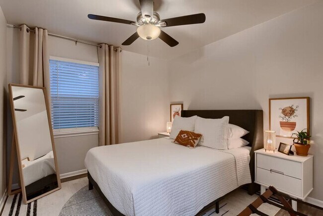 Building Photo - Desert Willow @ 808B-Walk to the Square!