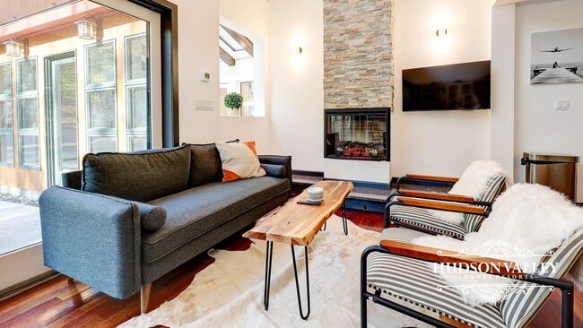 Foto del edificio - Elegant 7-Bedroom Estate in White Plains –...