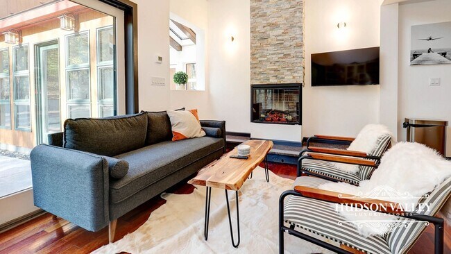 Foto del edificio - Elegant 7-Bedroom Estate in White Plains – Luxury Living at Its Finest