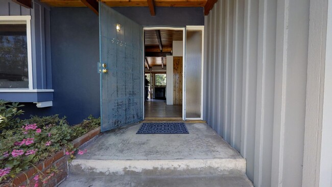 Building Photo - 6BD/3BA on Campanile! Great Backyard Space...