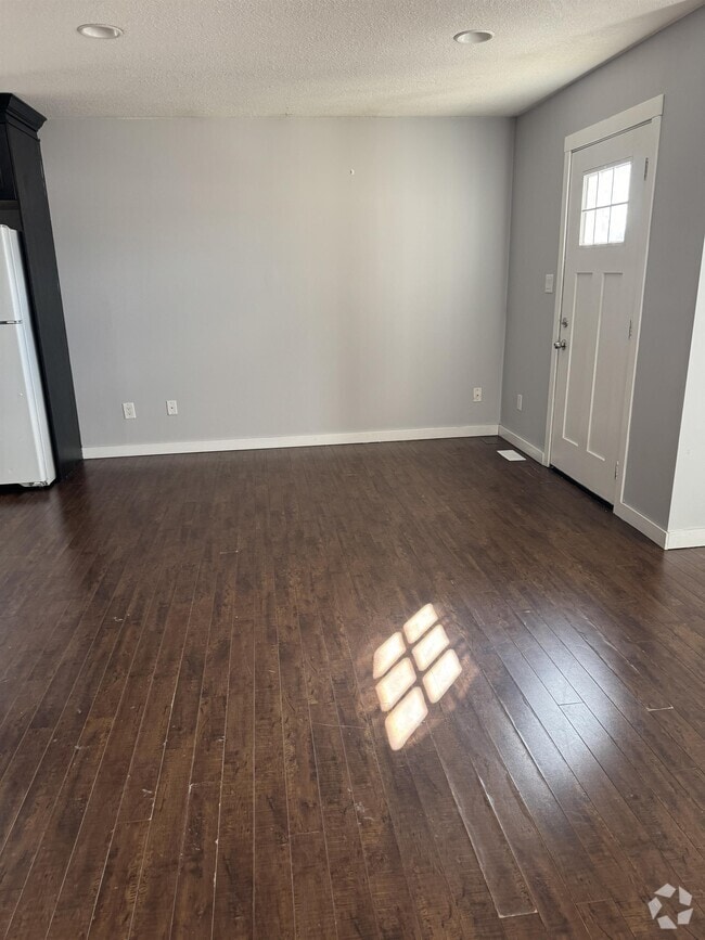 Building Photo - 2116 Redwood St