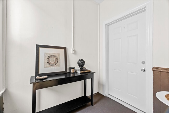 Entrada privada/vestíbulo en la parte superior de la escalera. - 2338 W 18th Pl